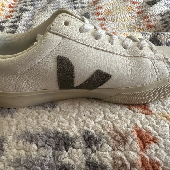 Veja Campo Leather w/Suede Detail in Khaki - Picture 2 of 8